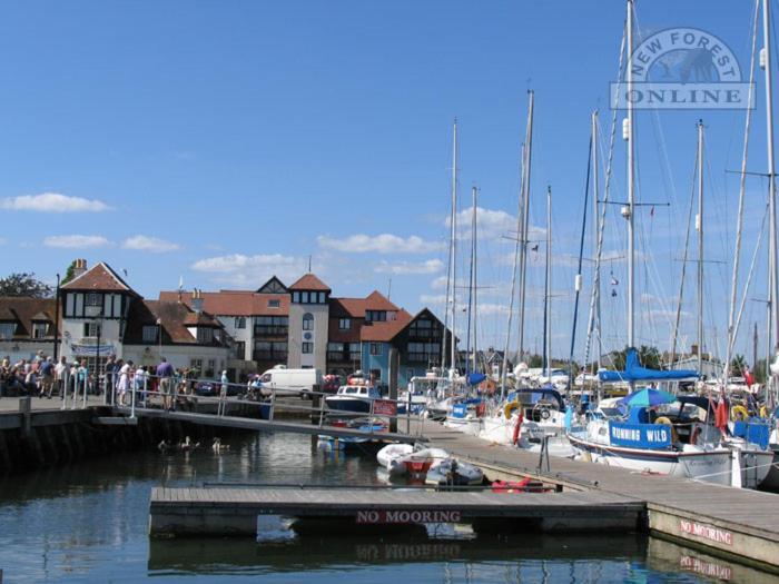 The Knightwood Oak A Luxury King Size En-Suite Space - Lymington New Forest With Totally Private Entrance - Key Box Entry - Free Parking & Private Outdoor Seating Area - Town ,Shops , Pubs & Solent Way Walking Distance & Complimentary Breakfast Items Exterior foto
